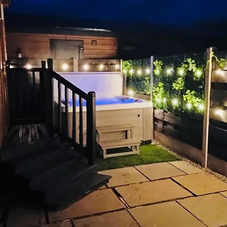 Ivy With Hot Tub Feriehus