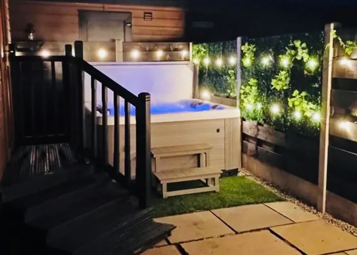 Ivy With Hot Tub Сasa de vacaciones